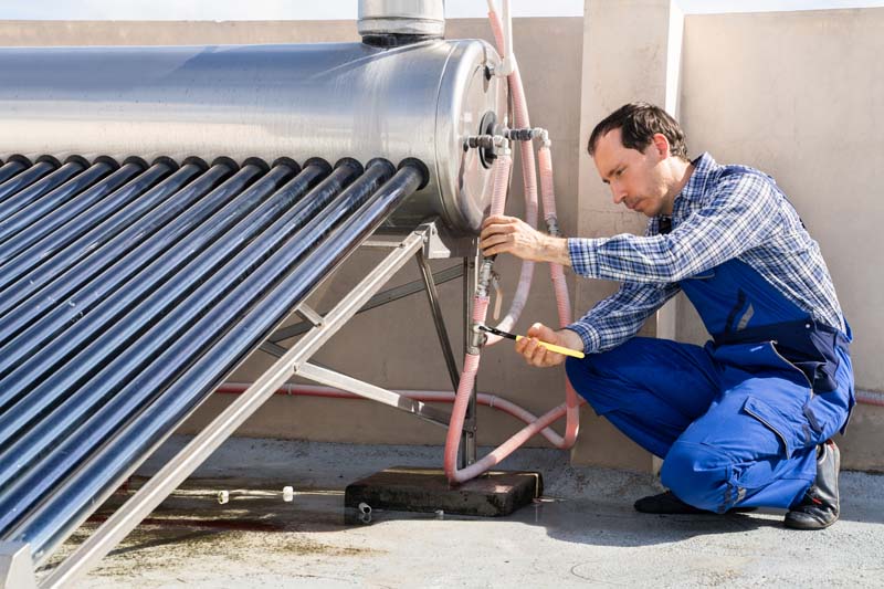 Dépanneur de chauffe-eau solaire intervenant à Fort-de-France